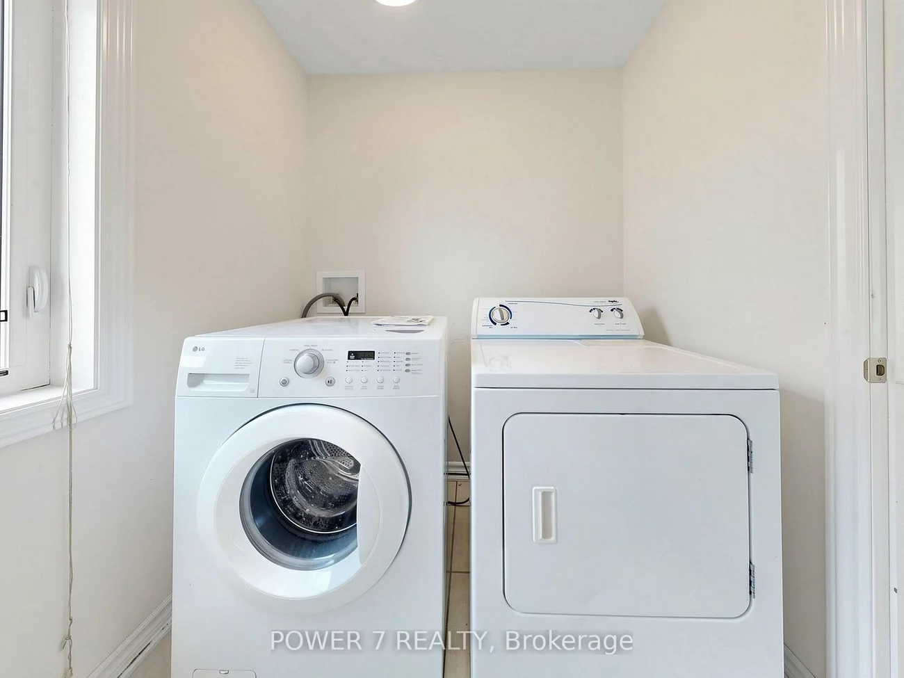 43, Living, Victoria Square, Markham