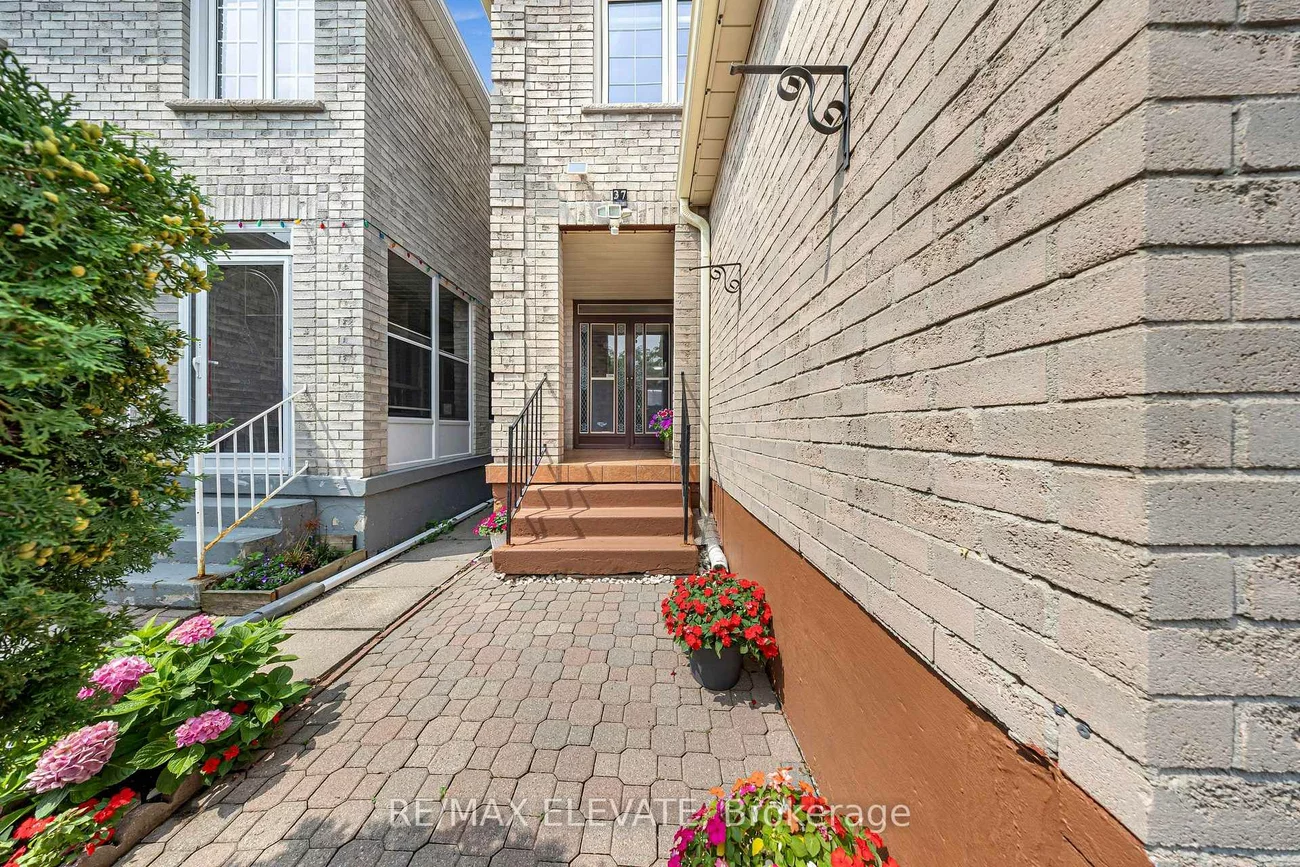 37, Miles Farm, Middlefield, Markham