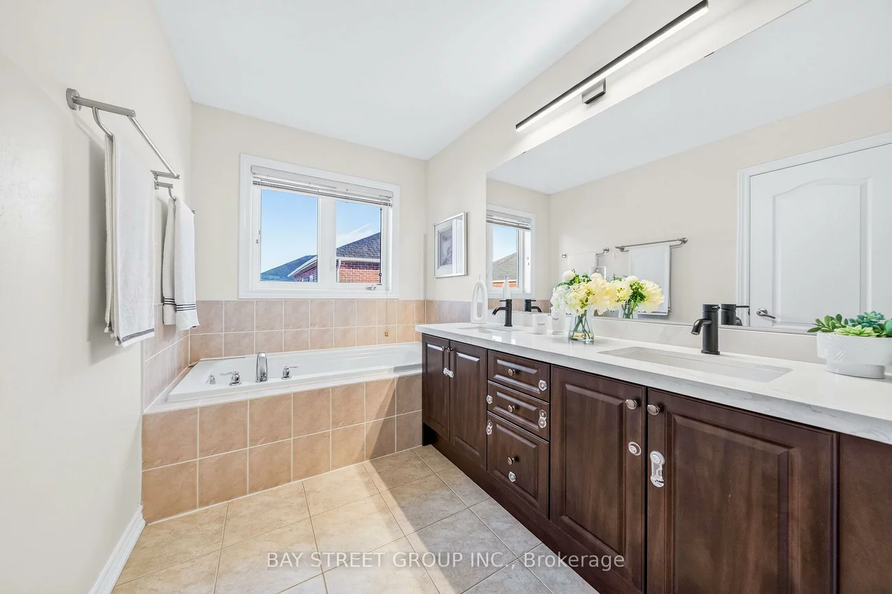 8, Zeng Cheng, Victoria Square, Markham