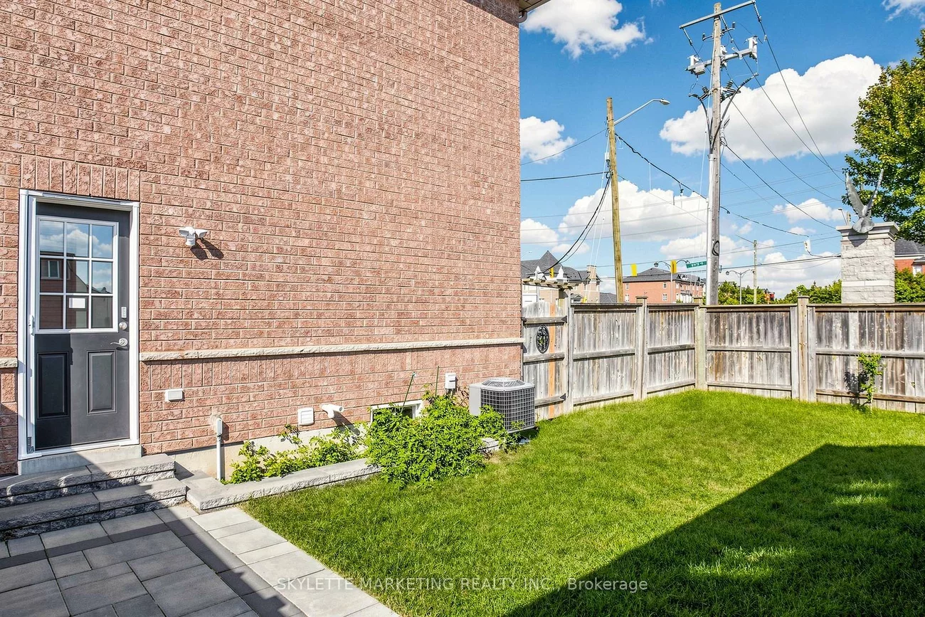 2417, Bur Oak, Greensborough, Markham