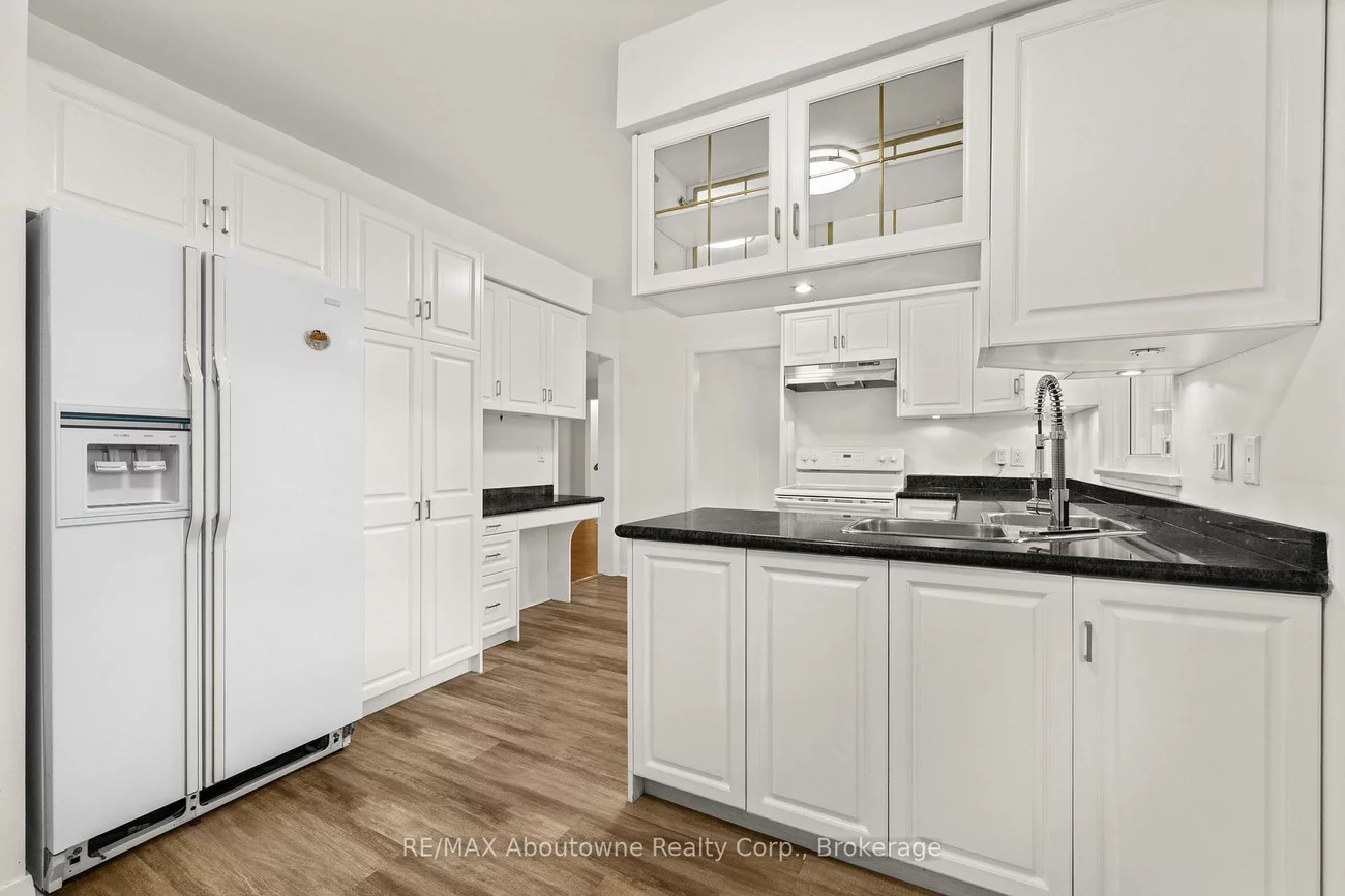 24, Valloncliffe, Bayview Glen, Markham