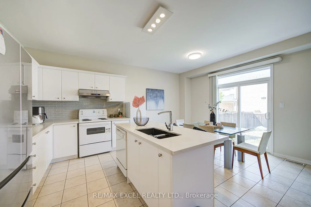 8, Hollylane, Berczy, Markham