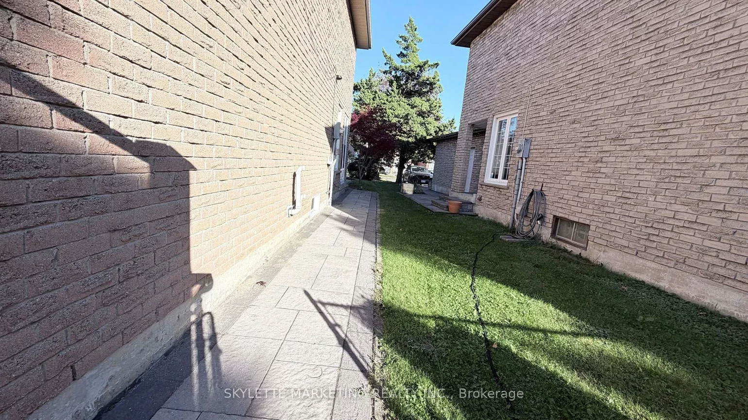 30, Ascot, Milliken Mills West, Markham