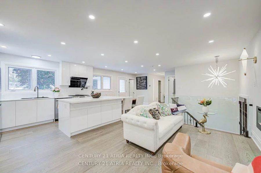 33, Sir Brandiles, Markham Village, Markham