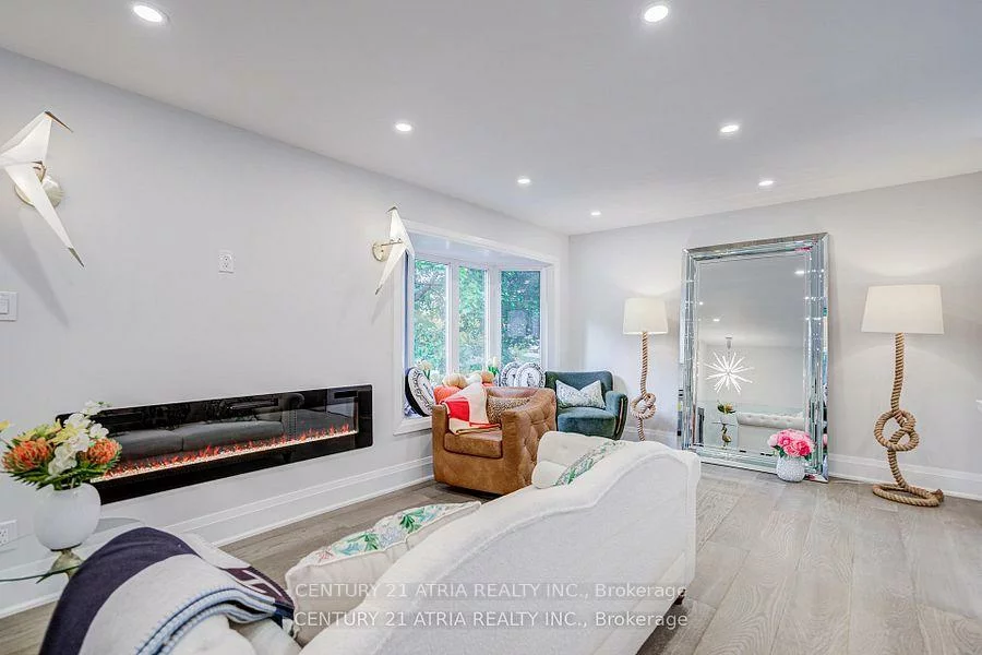 33, Sir Brandiles, Markham Village, Markham