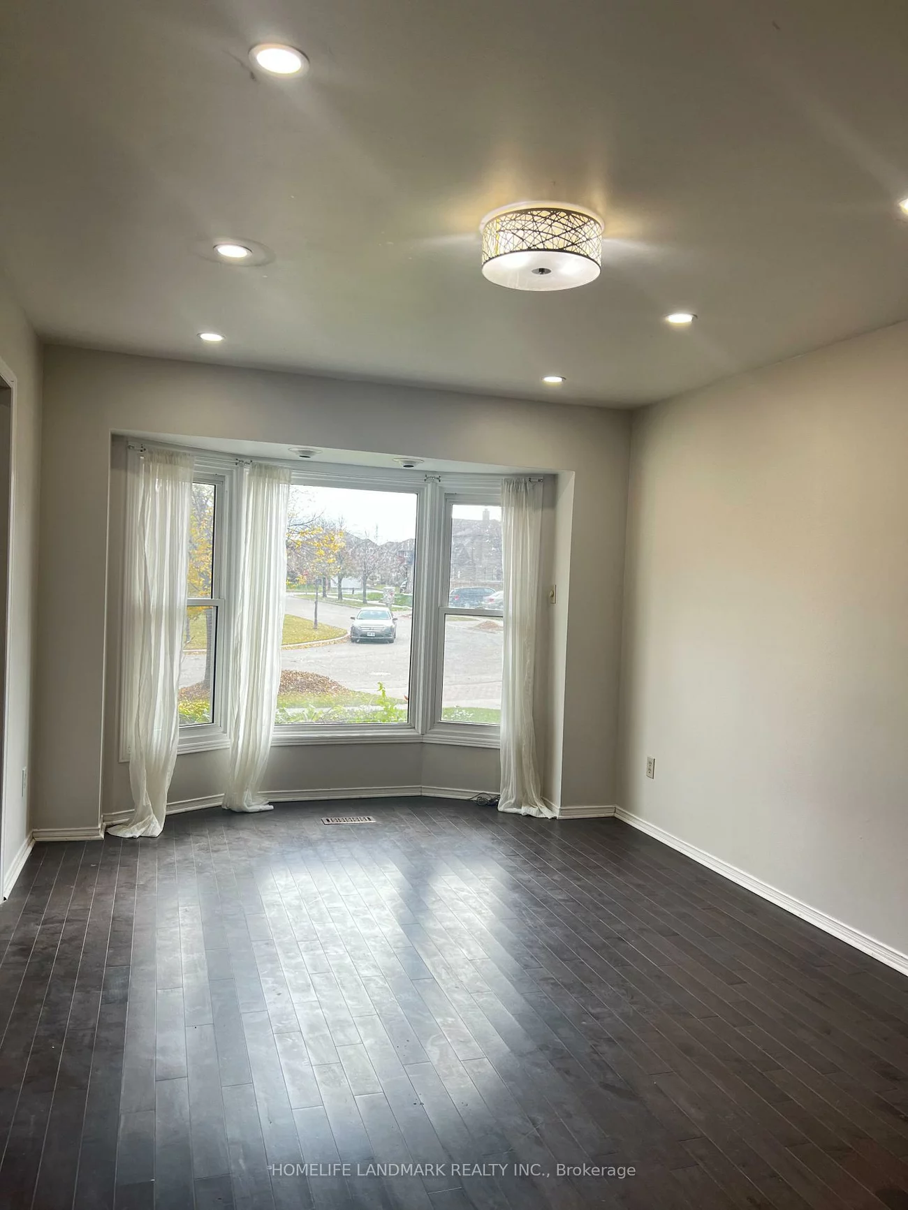 585, Yorkminster, Hurontario, Mississauga
