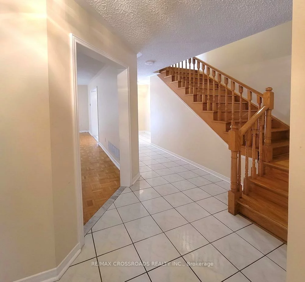 5483, Cosmic, Hurontario, Mississauga