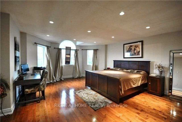 866, Clemens, East Credit, Mississauga