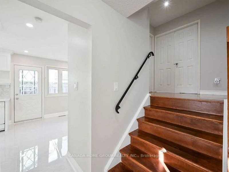3321, Rhonda, Mississauga Valleys, Mississauga