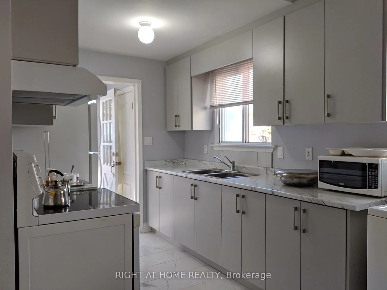 2594, Lundene, Clarkson, Mississauga