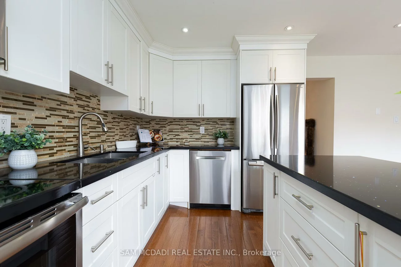 160, Tuscadero, Hurontario, Mississauga
