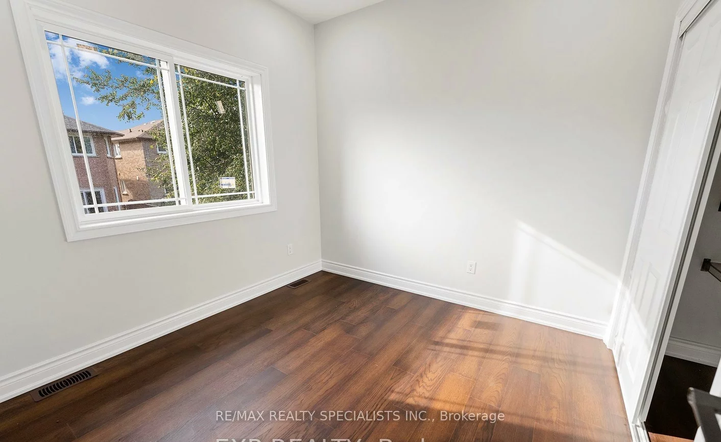 659, Roselaire, Hurontario, Mississauga