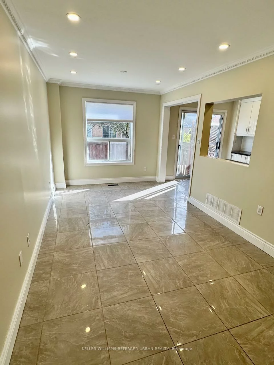 592, Leatherleaf, Hurontario, Mississauga