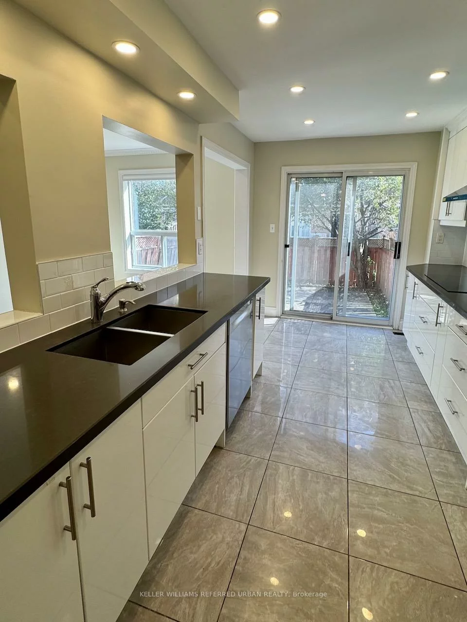 592, Leatherleaf, Hurontario, Mississauga