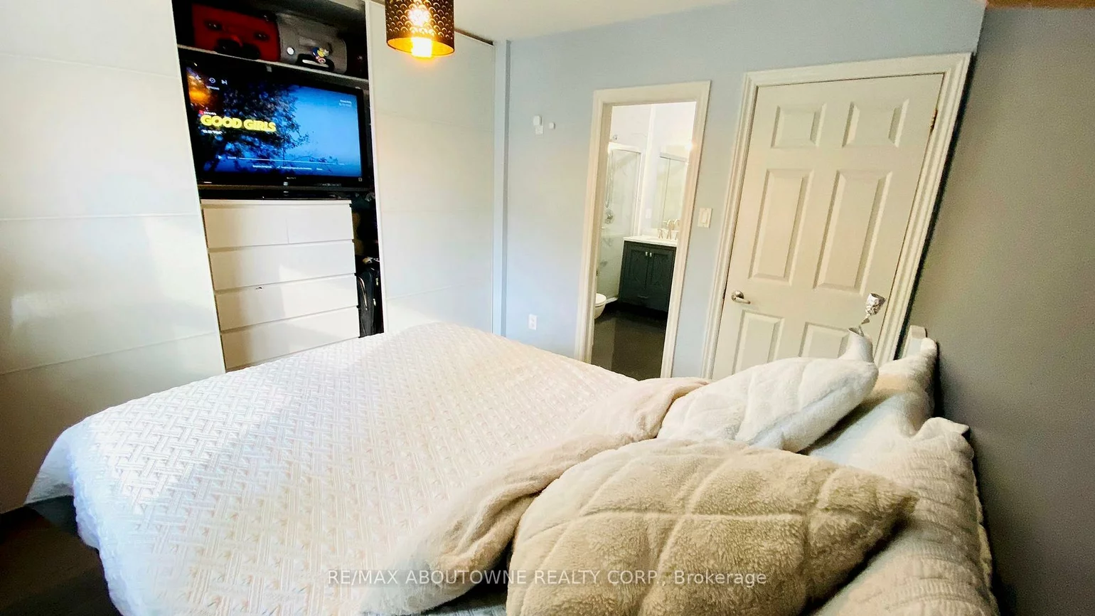 1601, Sandgate, Clarkson, Mississauga