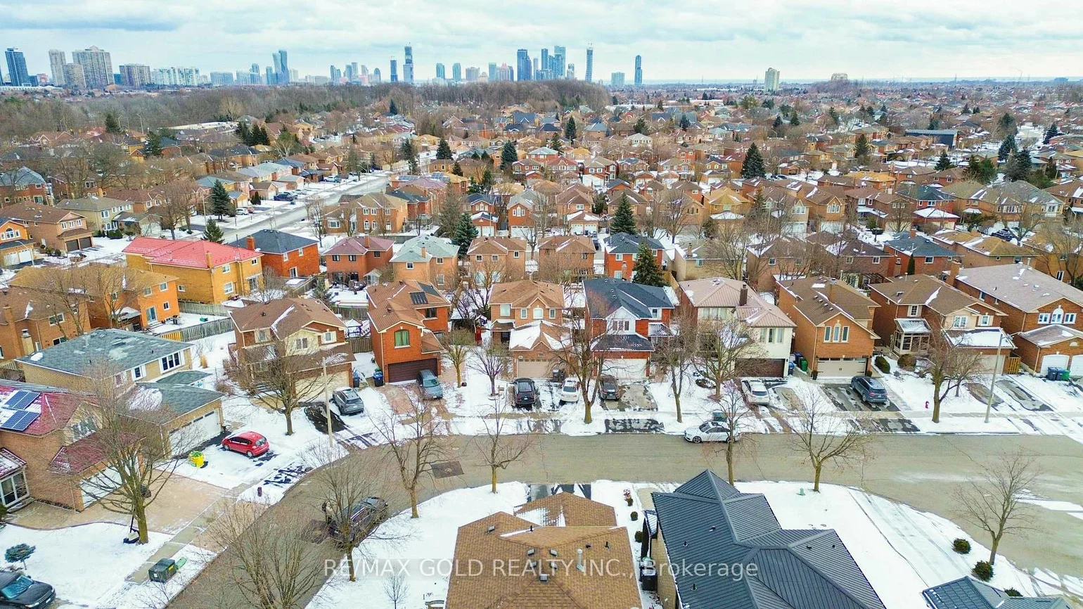 5563, Lockengate, Hurontario, Mississauga
