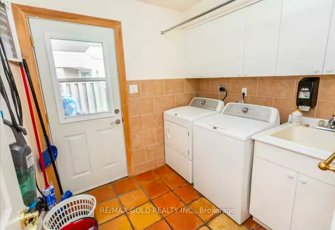 1749, Wembury, Lorne Park, Mississauga