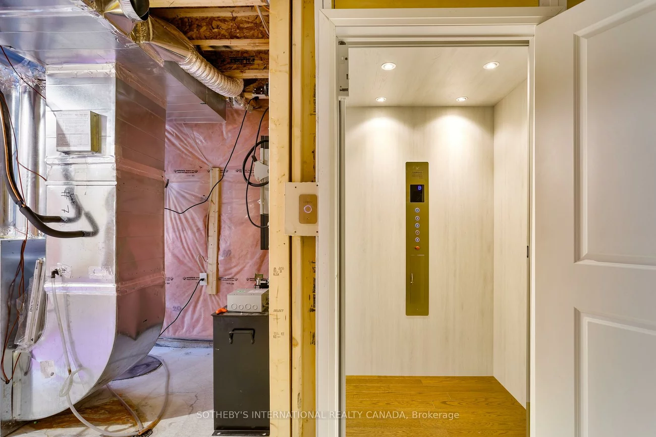 197, Wyndham, Streetsville, Mississauga