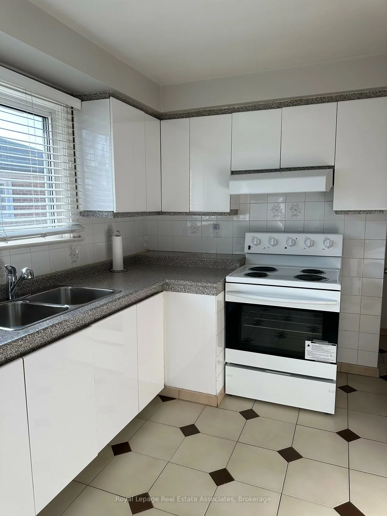 1590, Coram, Dixie, Mississauga