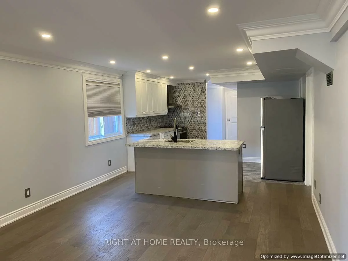 571, Roselaire, Hurontario, Mississauga