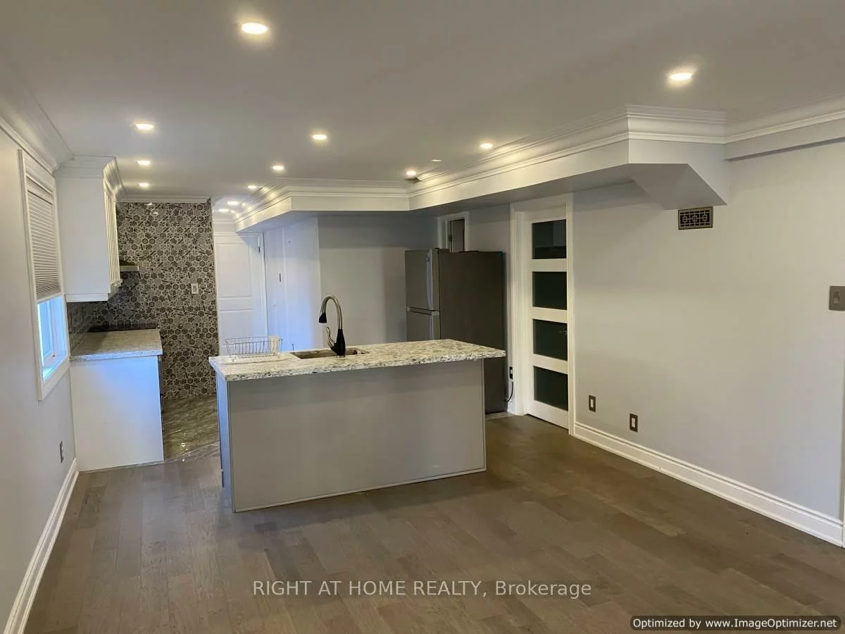 571, Roselaire, Hurontario, Mississauga