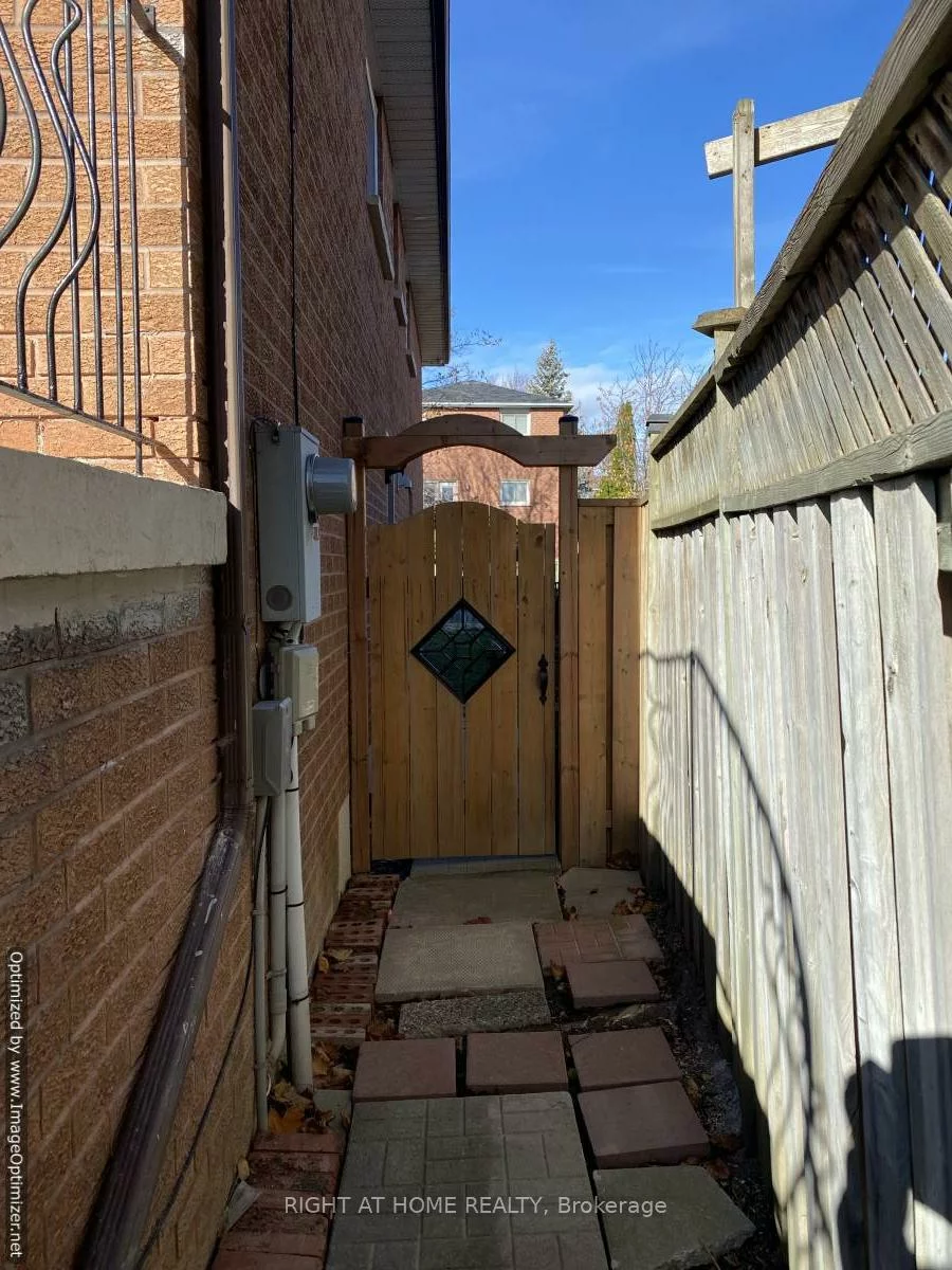 571, Roselaire, Hurontario, Mississauga