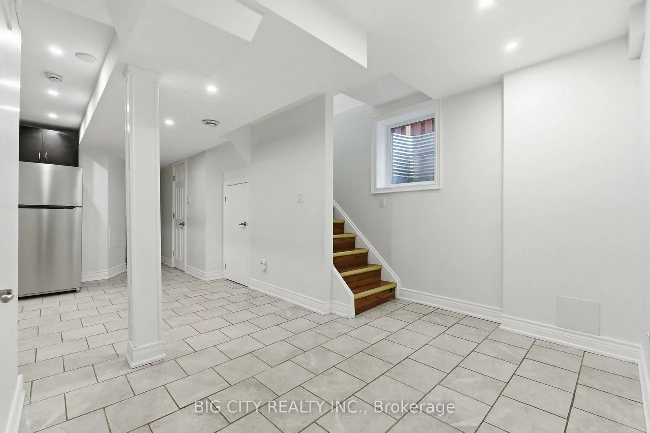 5487, Cosmic, Hurontario, Mississauga