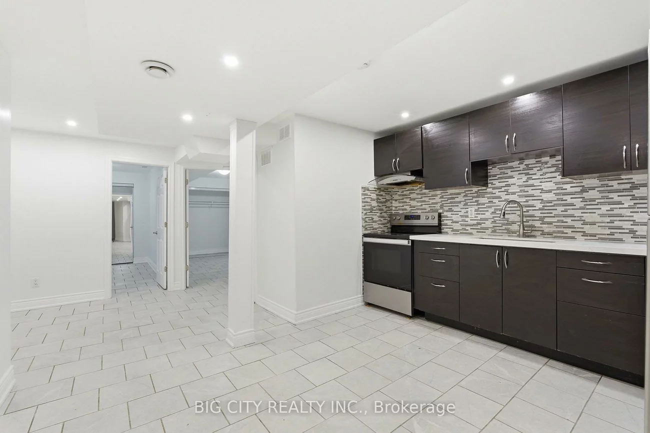 5487, Cosmic, Hurontario, Mississauga