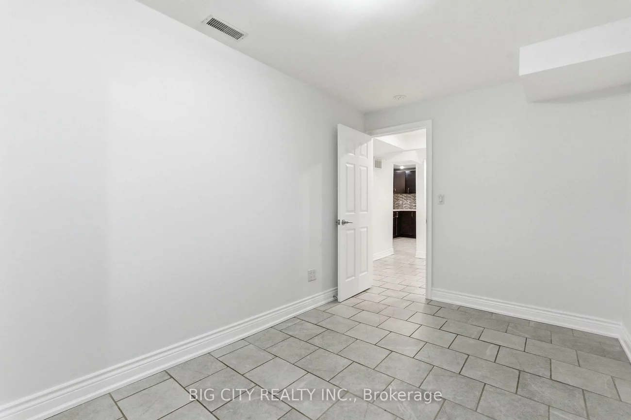 5487, Cosmic, Hurontario, Mississauga