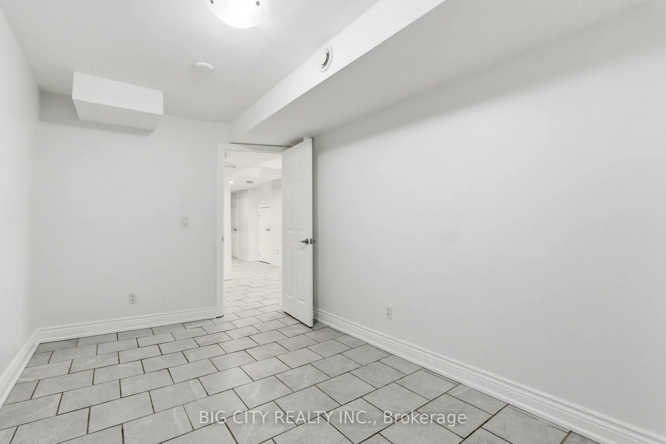 5487, Cosmic, Hurontario, Mississauga