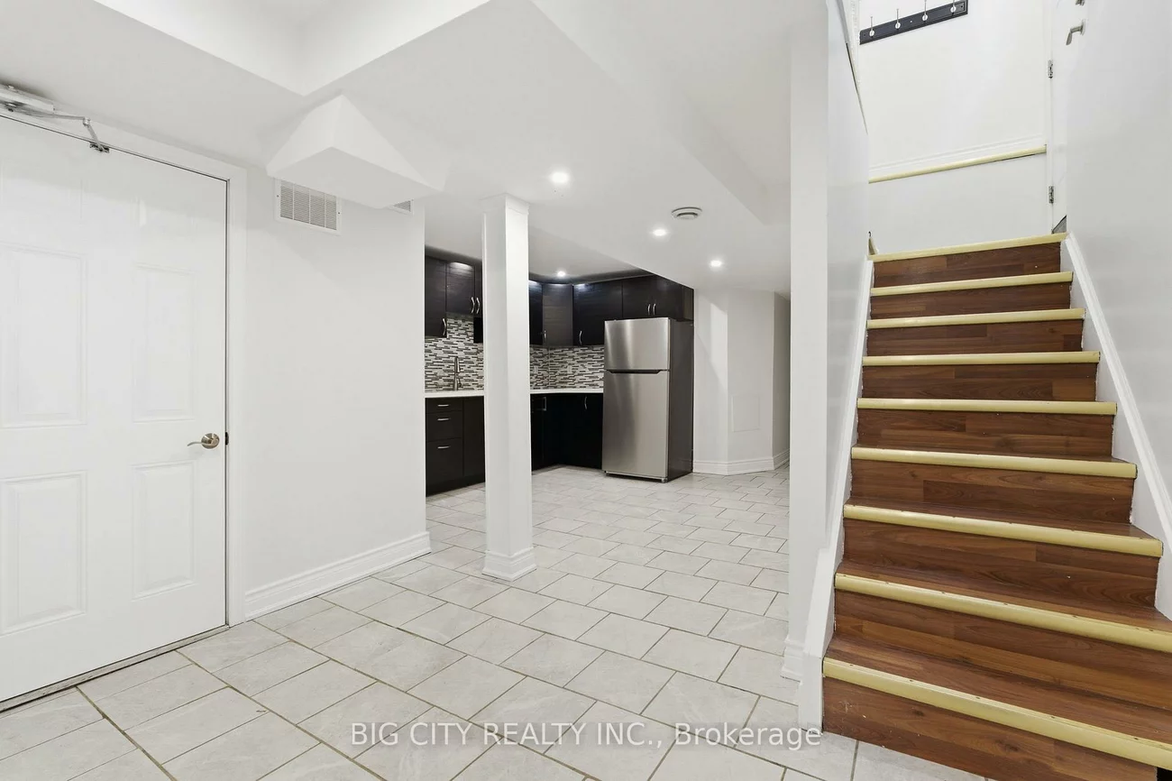 5487, Cosmic, Hurontario, Mississauga