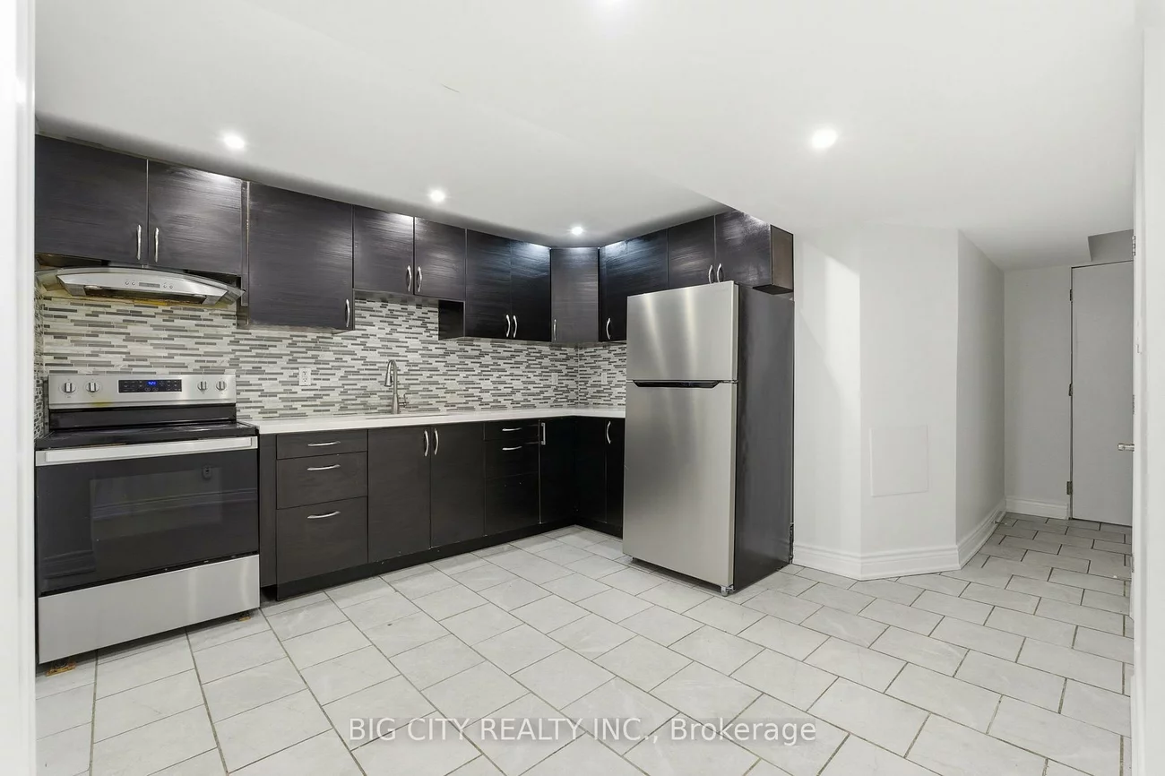 5487, Cosmic, Hurontario, Mississauga