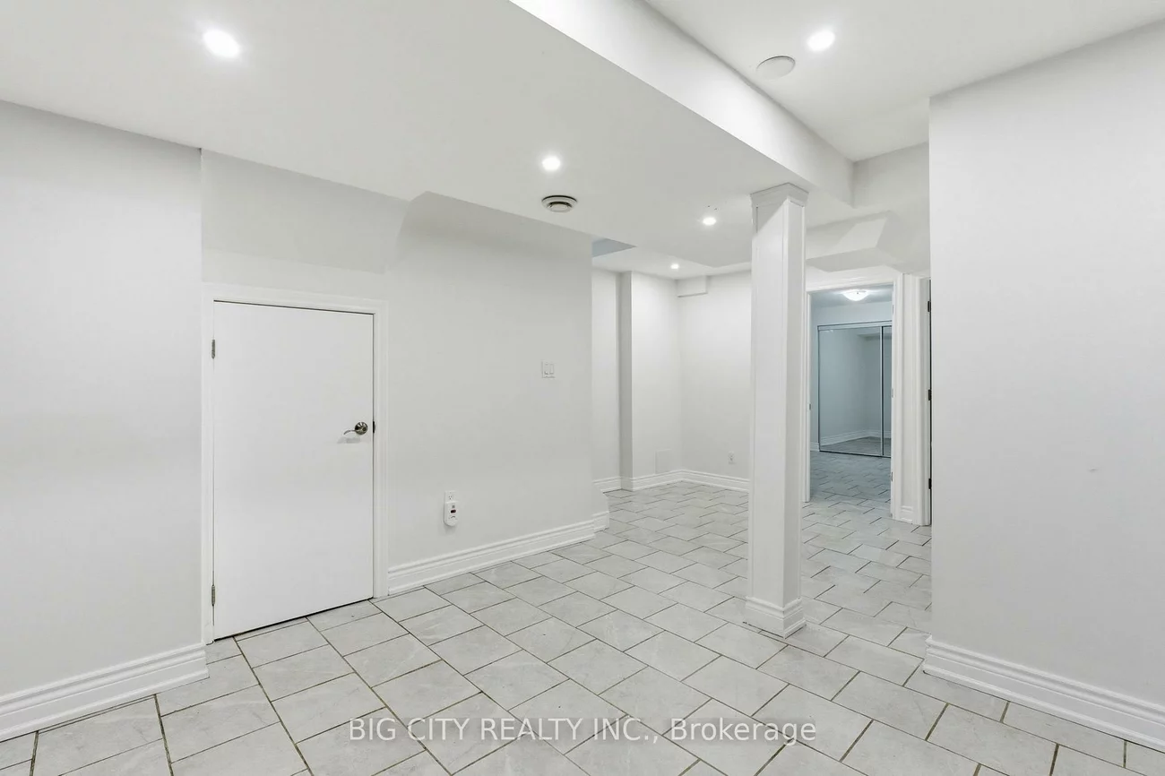 5487, Cosmic, Hurontario, Mississauga