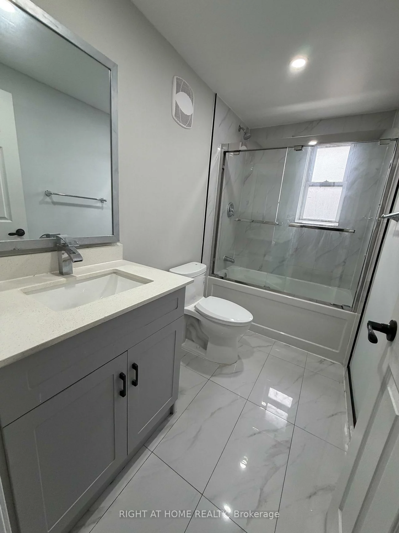 215 B, Queen, Streetsville, Mississauga