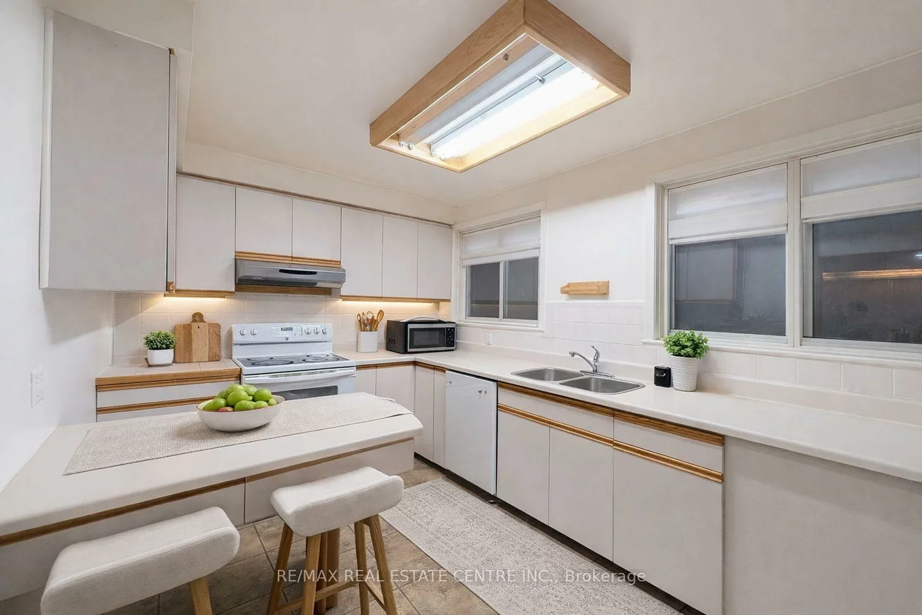 593, Indian, Lorne Park, Mississauga