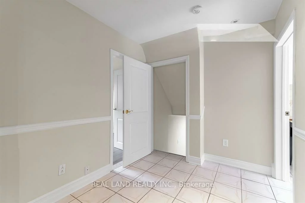 360, Chantenay, Cooksville, Mississauga