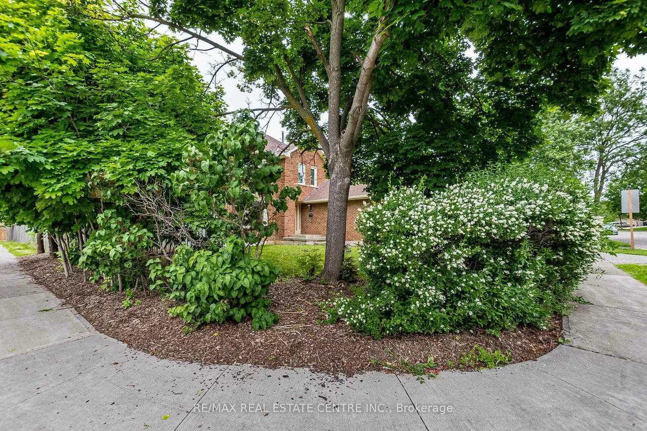 1134, Deer, Creditview, Mississauga