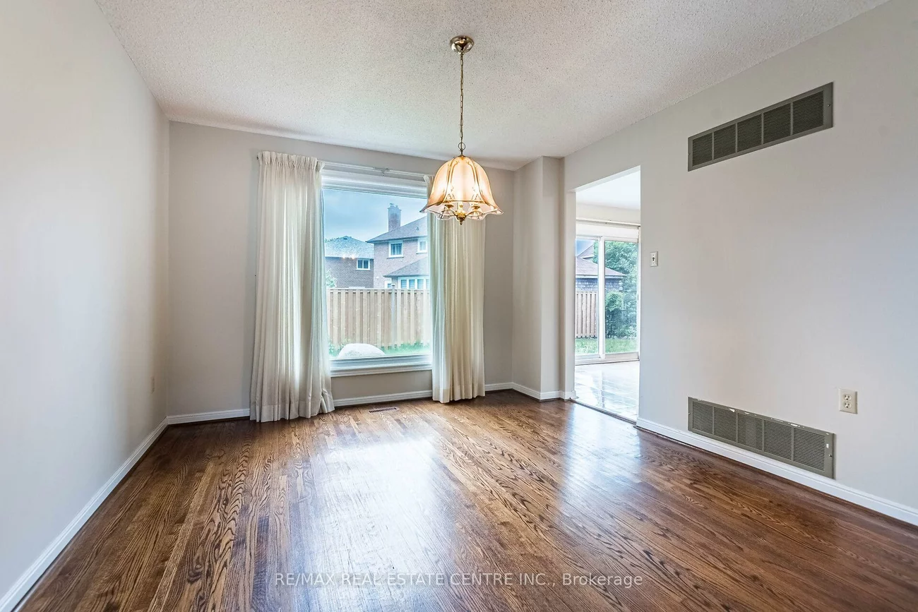 1134, Deer, Creditview, Mississauga