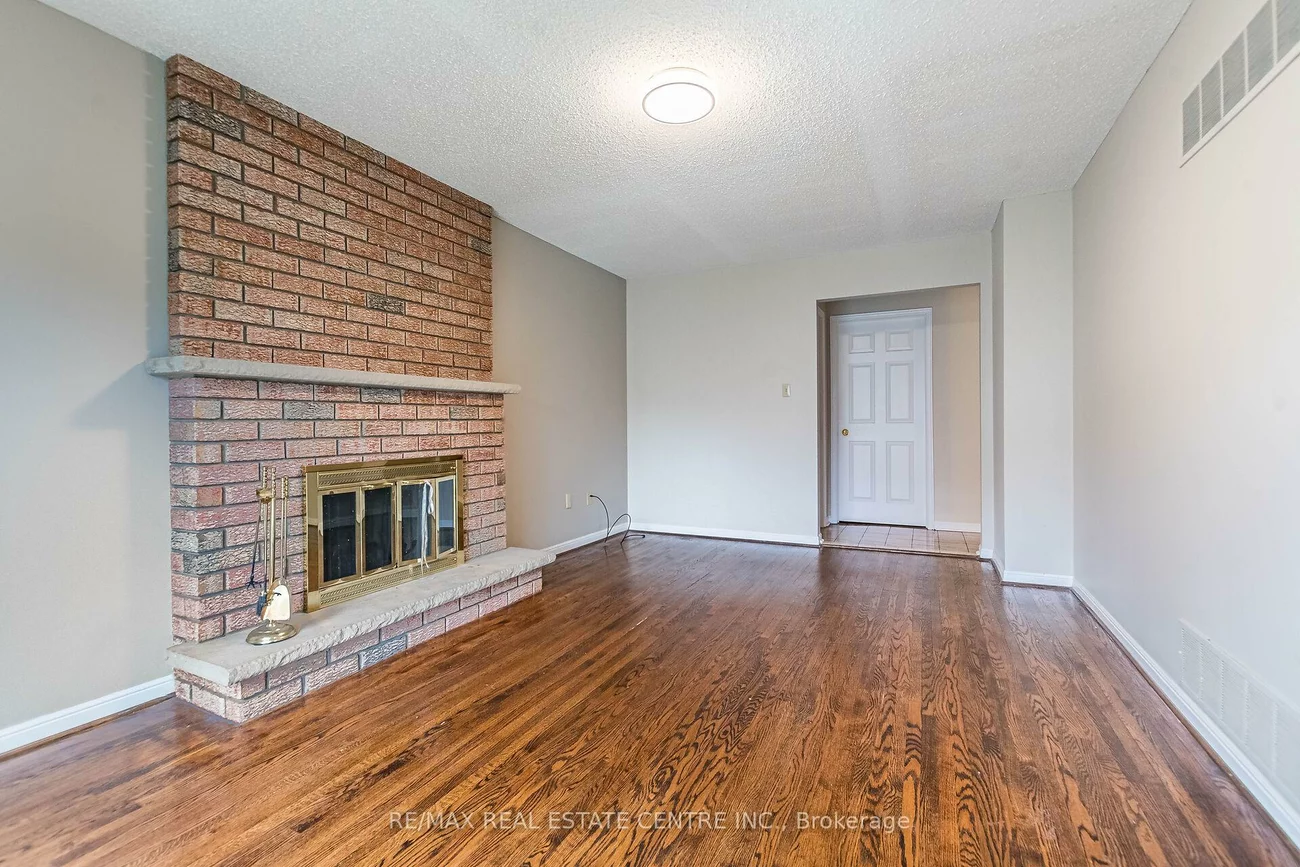 1134, Deer, Creditview, Mississauga