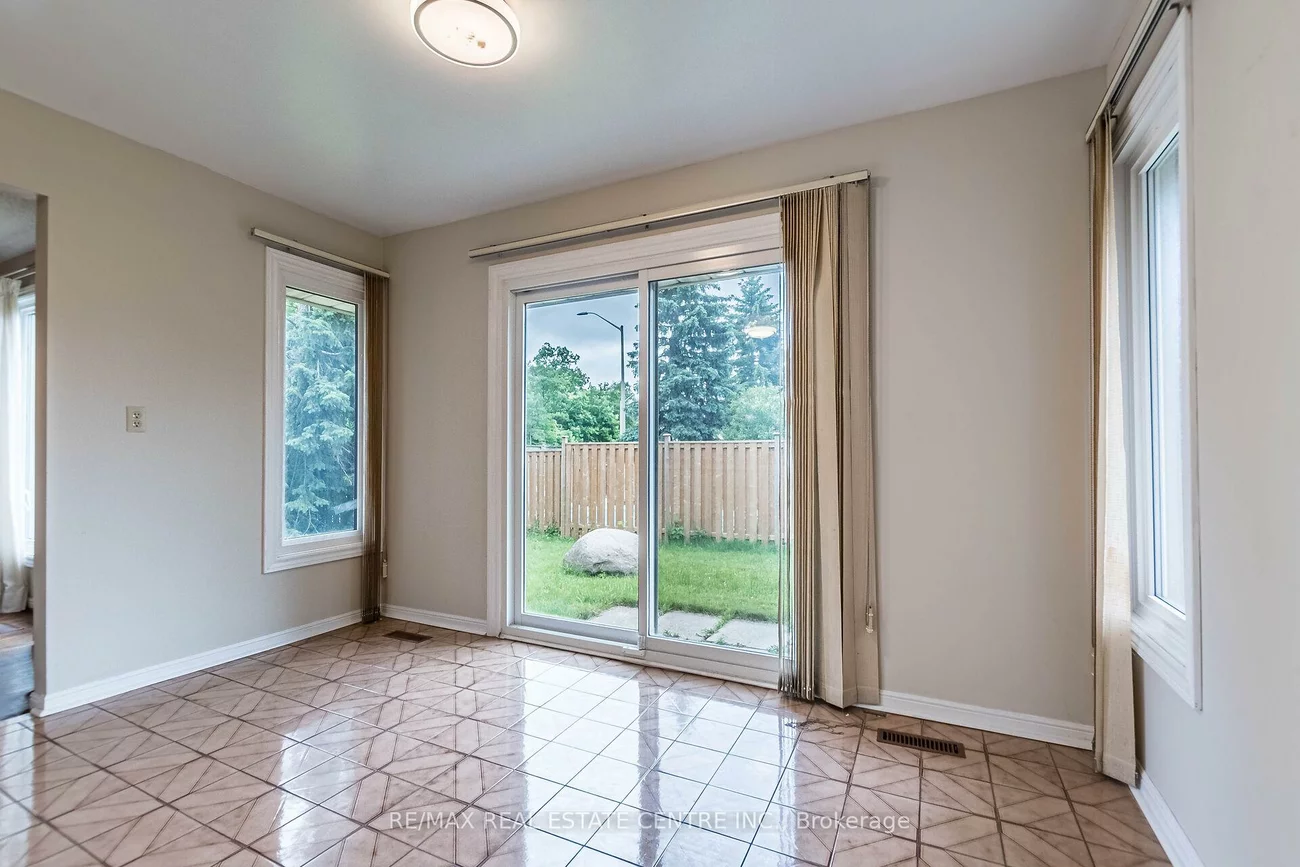 1134, Deer, Creditview, Mississauga