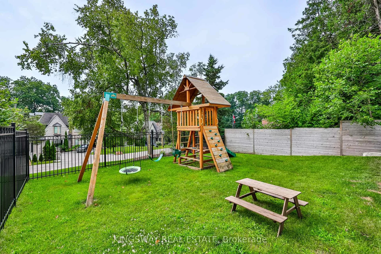 993, Albertson, Lorne Park, Mississauga