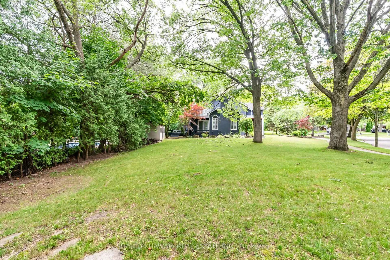 1590, Yew, Sheridan, Mississauga