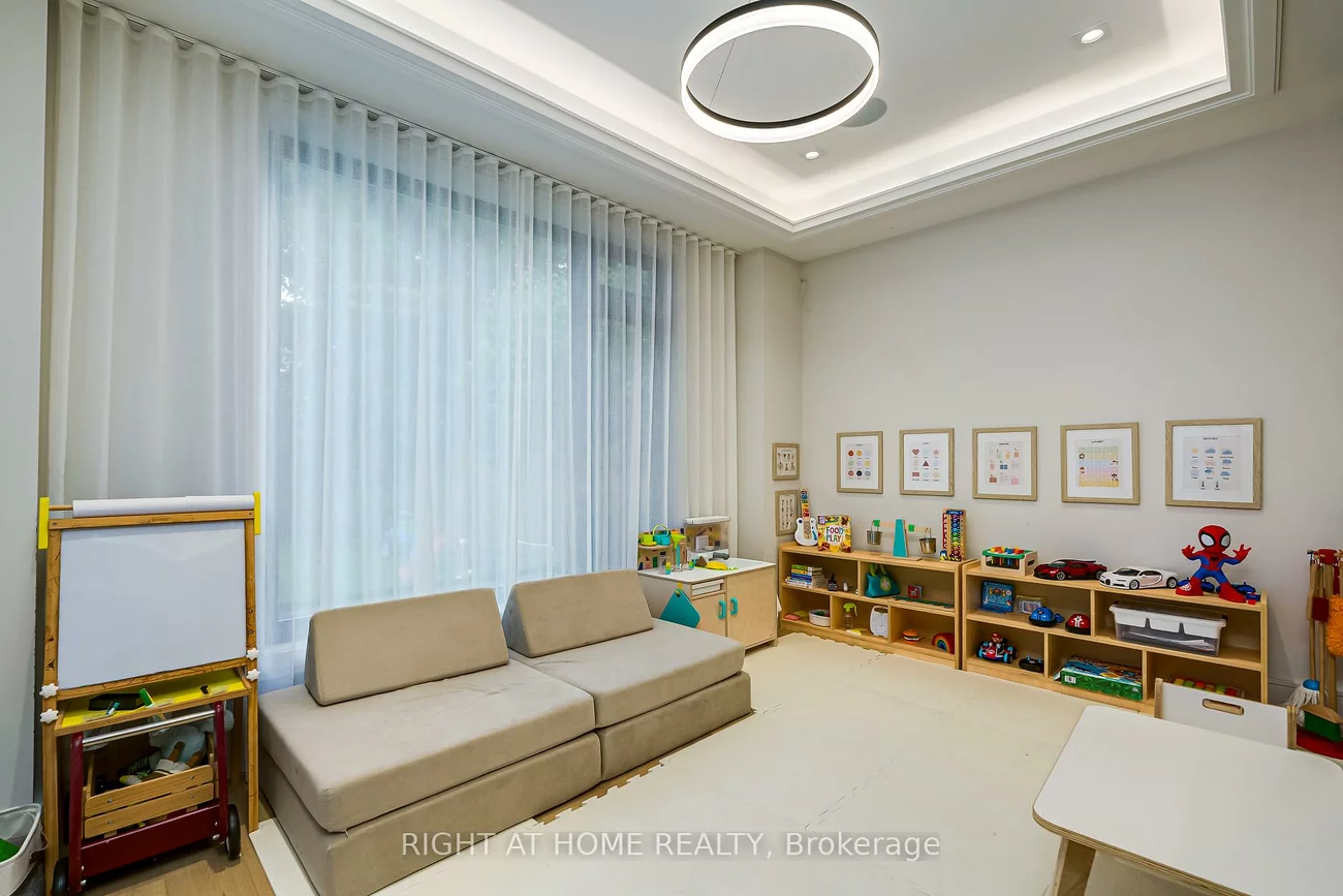 585, Montbeck, Lakeview, Mississauga