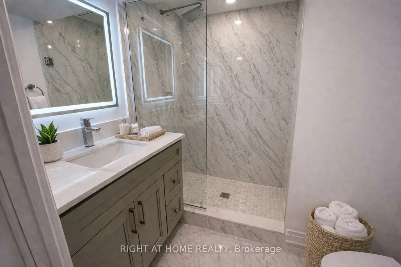 3551, Autumnleaf, Erin Mills, Mississauga