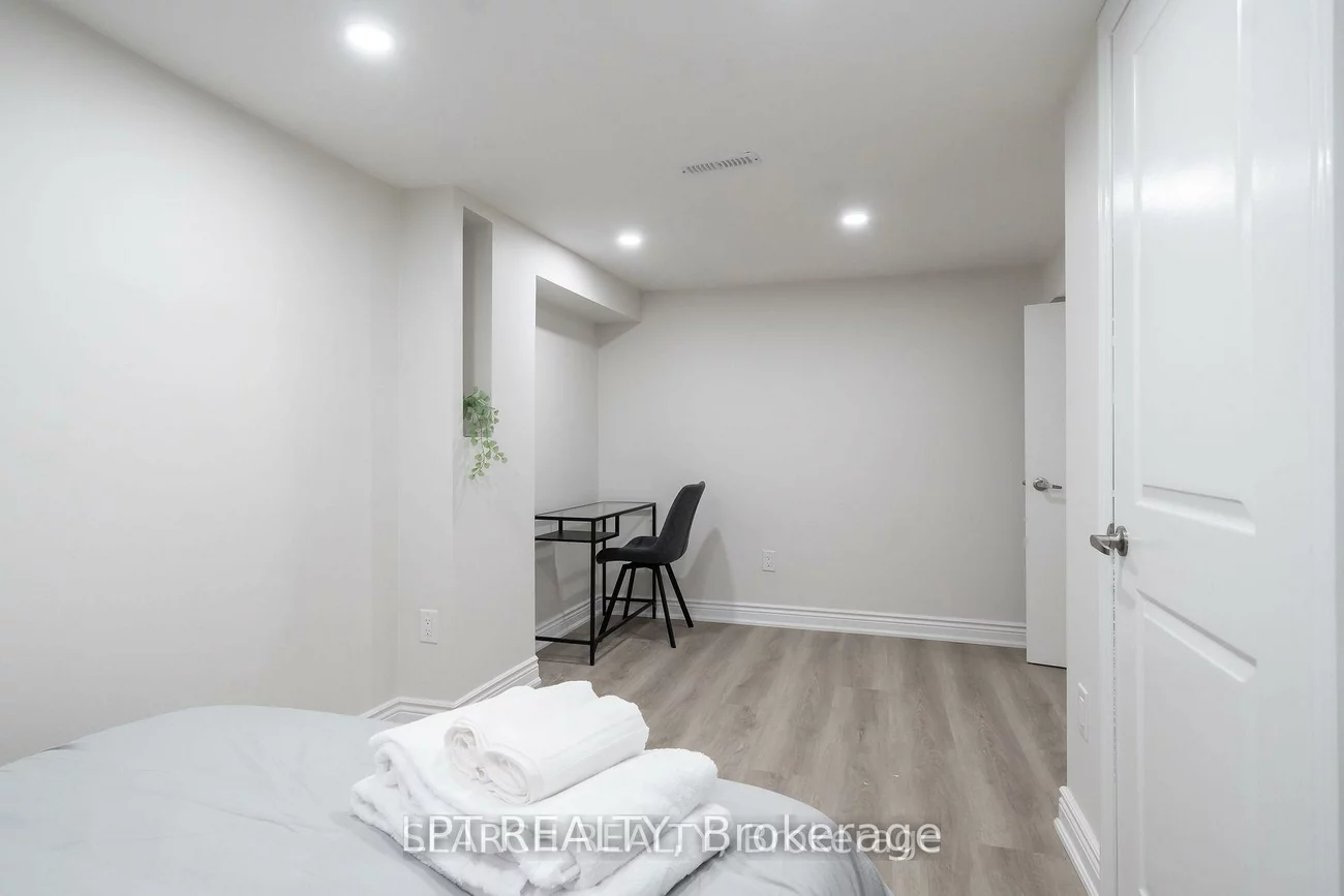 1079, Deta, Lakeview, Mississauga