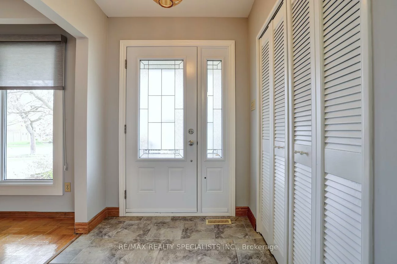 2202, Thorn Lodge, Sheridan, Mississauga