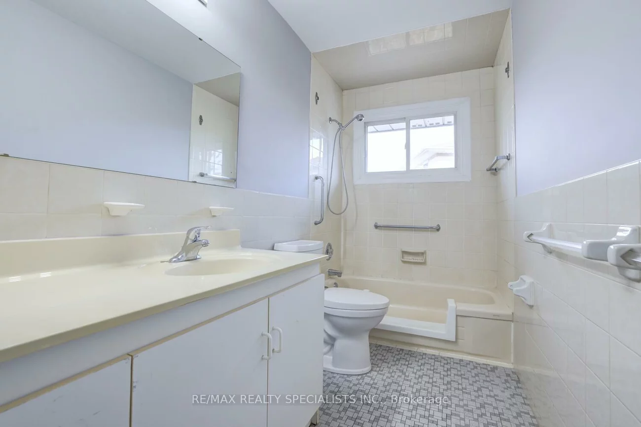 2202, Thorn Lodge, Sheridan, Mississauga