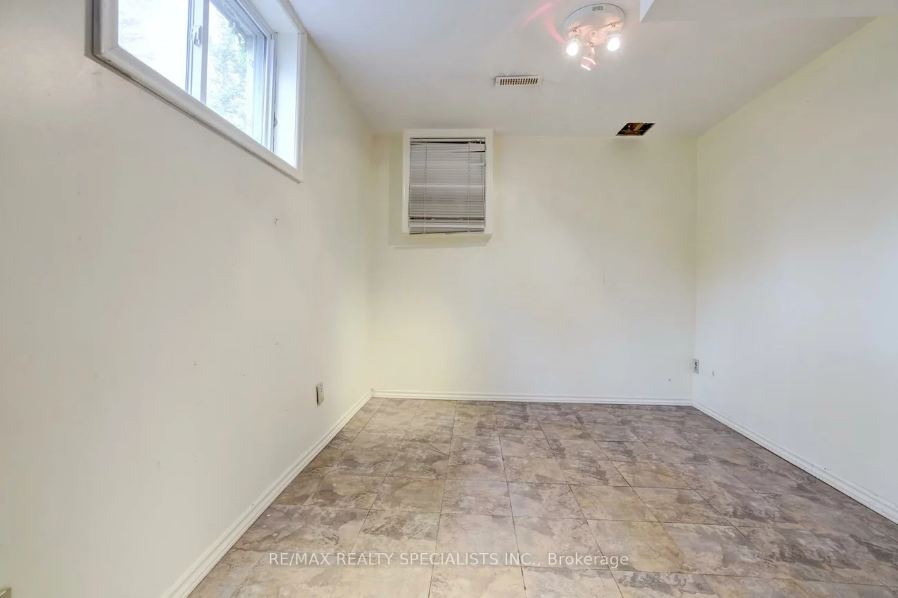 2202, Thorn Lodge, Sheridan, Mississauga