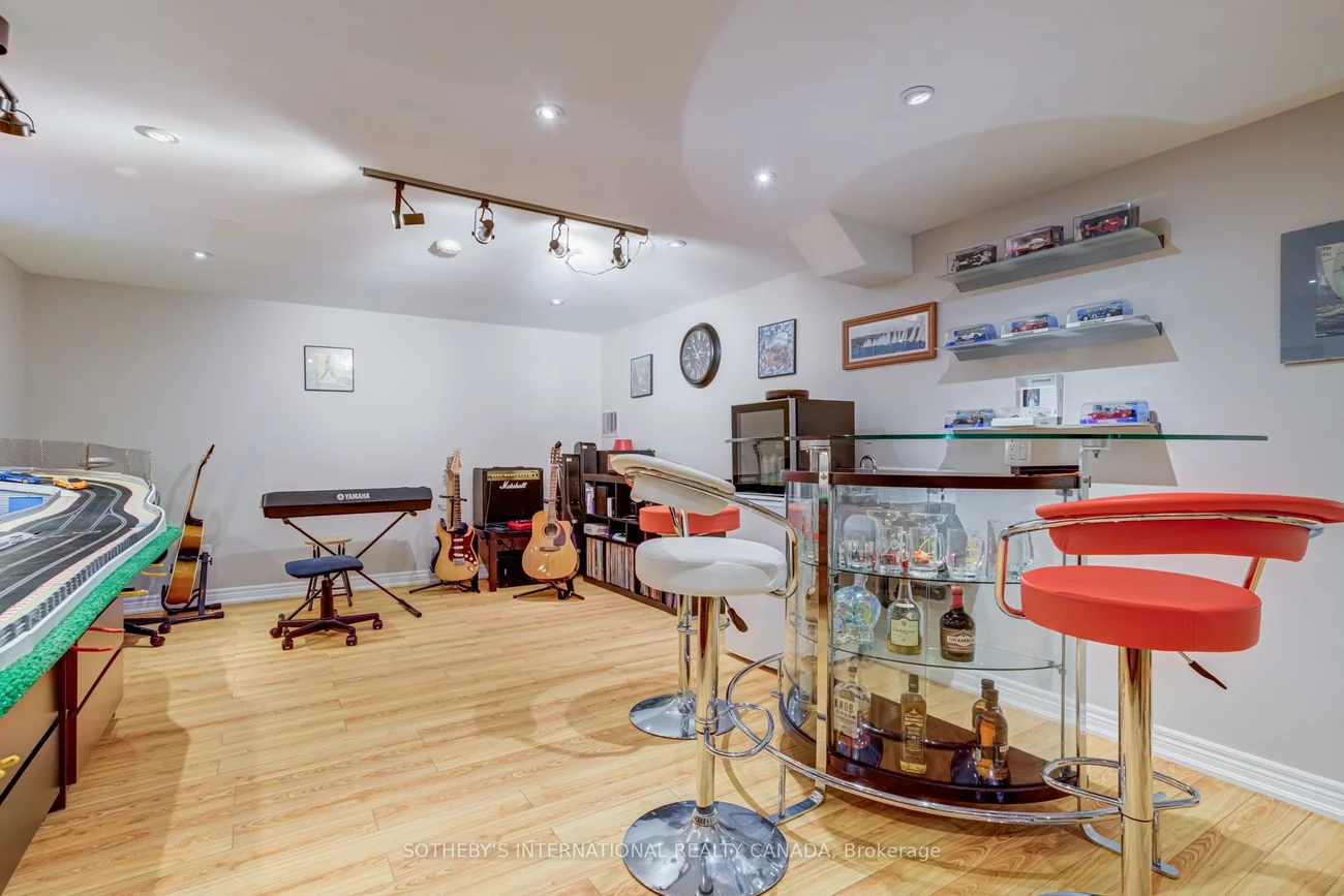 1226, Crossfield, Mineola, Mississauga