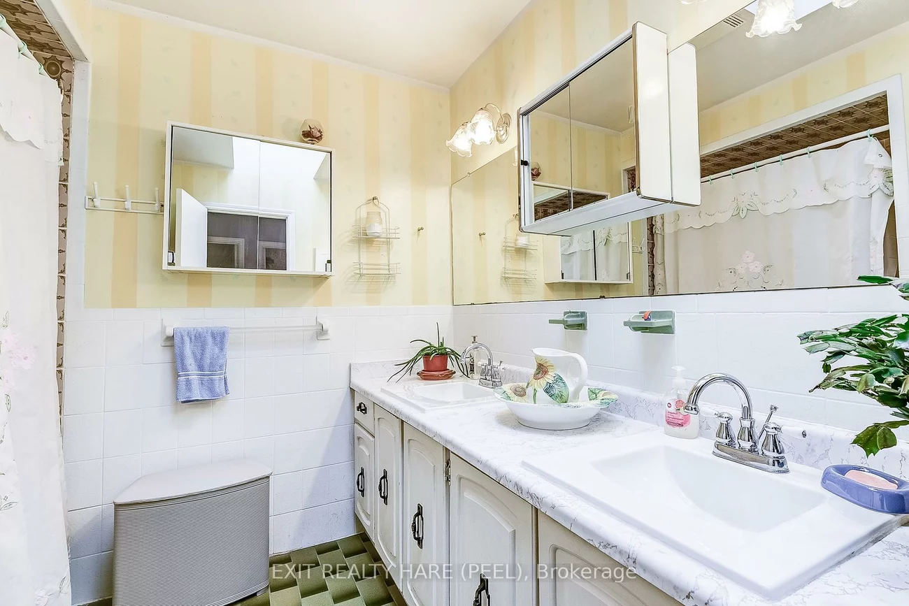 2433, Frayne, Cooksville, Mississauga